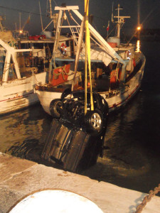 Recupero auto in acqua da una gru dei Vigili del Fuoco