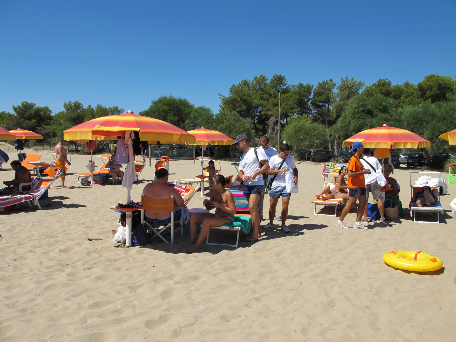 distribuzione-dei-posacenere-presso-il-lido-taumante-siponto3-jpg