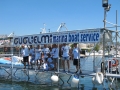 volontatari-di-marevivo-e-del-c-c-del-mare-si-recano-sul-pontile-della-marina-boat-service-di-guglielmi-per-distribuire-i-portacenere-ai-diportisti-nautici-jpg