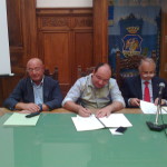 (Settembre 2012; firma atto costitutivo Museo del Mare; dopo 2 anni attesa per conclusione lavori - Image: Comune di Manfredonia)
Foggia/Manfredonia – “ENTRO fine aprile la partenza dei lavori; probabilmente prima dell’estate la conclusione”. Così l’architetto della Provincia di Foggia Emanuele Bux, relativamente ai prossimi lavori per l’apertura del Museo del Mare a Manfredonia. Il tutto ad un anno (12 aprile 2013-12 aprile 2014) dalla sottoscrizione del Protocollo d’intesa regolante i rapporti tra l’Associazione Centro Cultura del Mare di Manfredonia, ed il Comune sipontino, proteso a “sviluppare, potenziare e valorizzazione il patrimonio di beni (attrezzi, utensili, conchiglie, libri, fotografie, ecc.) proprio del Centro Cultura del Mare (C.C.M.), con