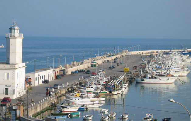 Vista porto commerciale di manfredonia